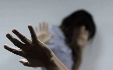 Maníaco tenta estuprar ex e leva surra do filho dela