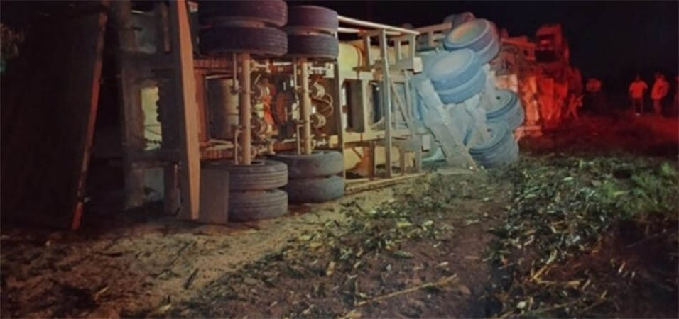 Caminhoneiro de 30 anos morre após tombar caminhão carregado de arroz
