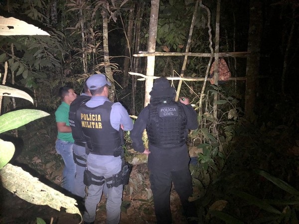 Homem é hospitalizado após cair de poleiro e ter galho de árvore transfixado no corpo