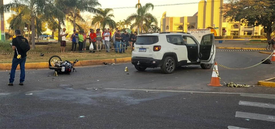 Batida entre motos e carro deixa um morto