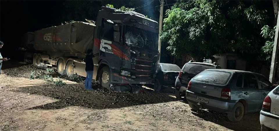 Caminhoneiro atinge 16 veículos em posto de combustível após ter mau súbito e morre