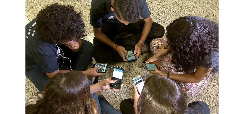 86% dos brasileiros apoiam restrição de celular nas escolas
