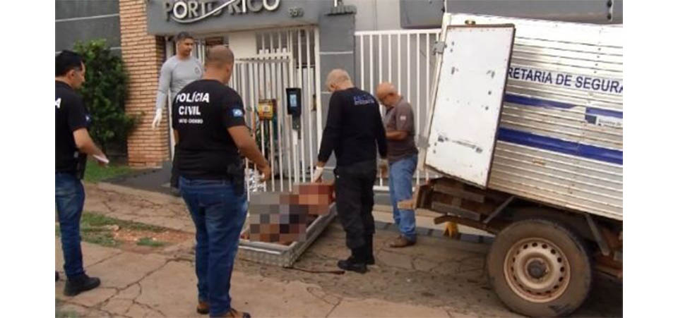 Casal mata homem com pedradas e facadas na porta de condomínio