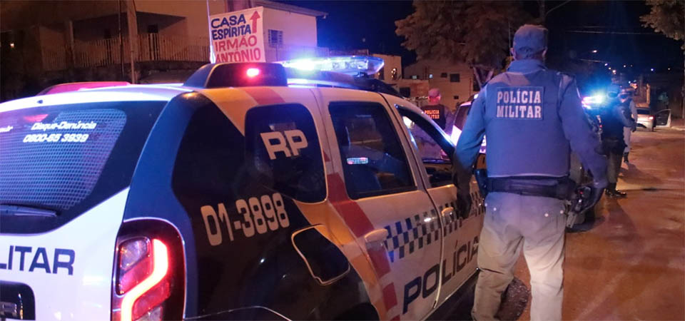 Polícia Militar prende irmãos suspeitos de matar homem a facadas