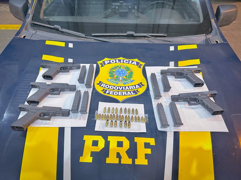 PRF apreende cinco pistolas e munições durante fiscalização a ônibus na BR-364