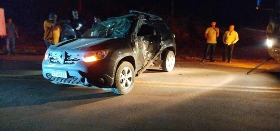 Ônibus com estudantes bate em carro e mata motorista
