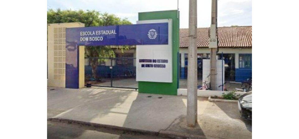 Tio de aluno invade escola e dá garrafada em professor que tomou celular