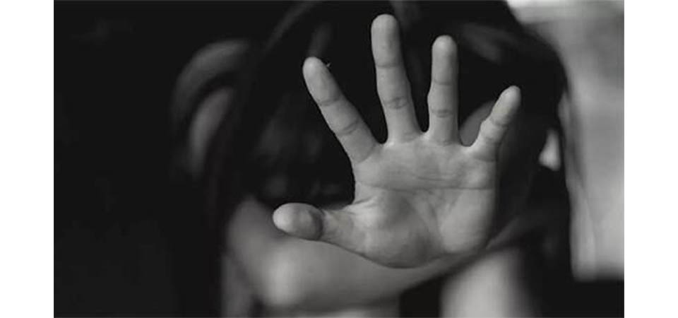 Homem é baleado não mão e na orelha pela própria espingarda