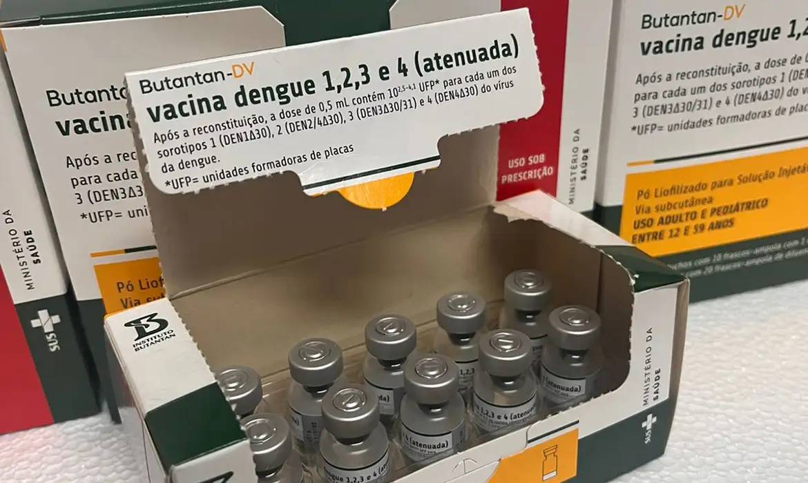 Vacina da dengue é suspensa no Brasil após mortes sob investigação acenderem alerta
