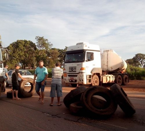 Caminhoneiros bloqueiam rodovia federal de Mato Grosso em protesto contra aumento de combustíveis