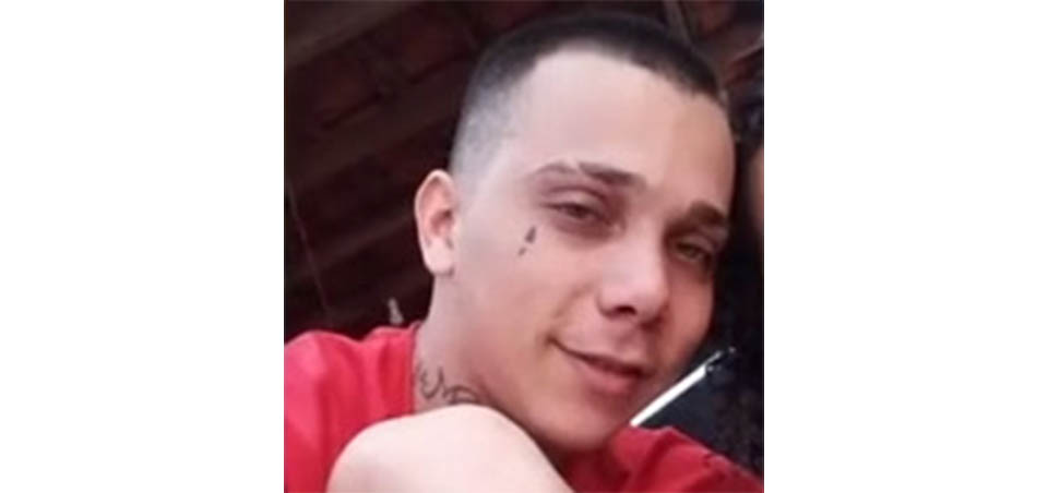 Pai mata filha de 5 anos e coloca fogo no corpo após menina fazer xixi no chão