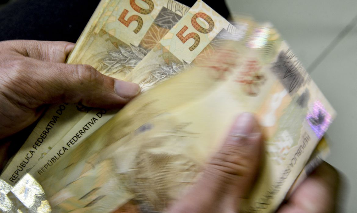 Senado aprova PEC com pacote de auxílios a carentes e a caminhoneiros