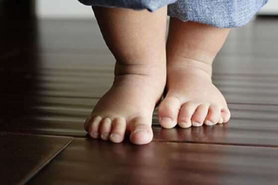 Criança de dois anos é deixada em boca de fumo como garantia para quitar dívida da mãe