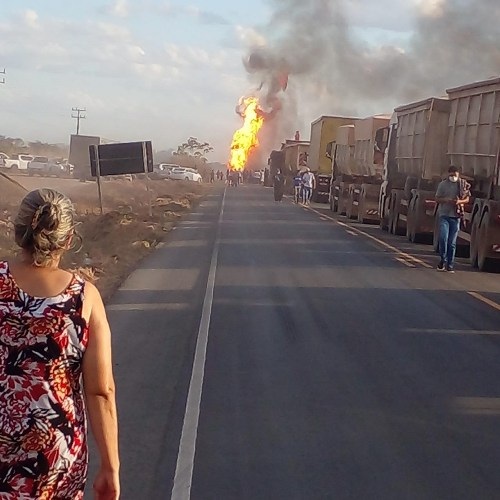Duas pessoas morrem após carreta explodir depois de bater em outra na BR-163
