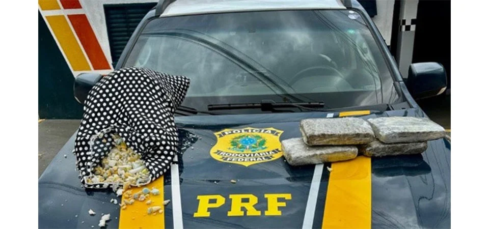 Passageira é presa com travesseiro ‘recheado’ de maconha