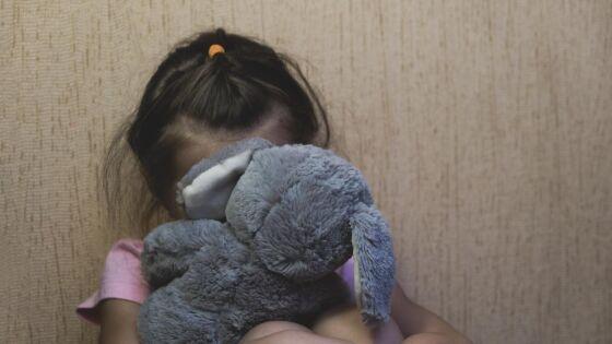 Estuprada, menina de 6 anos pede socorro por WhatsApp