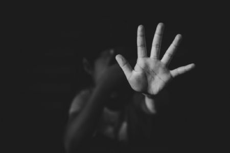 Homem é preso por suspeita de abusar de criança de 10 anos