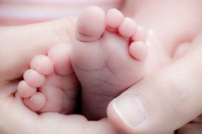 Irmão de 3 anos dorme sobre bebê de 21 dias, que morre “sufocado”