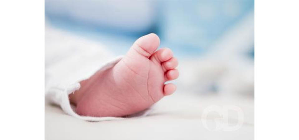 Bebê de 3 meses morre asfixiado ao dormir com a mãe