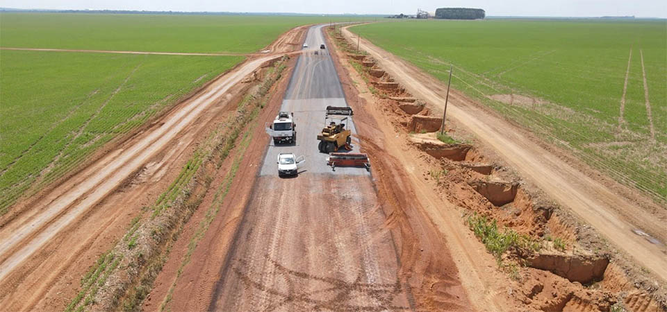 Obras de pavimentação da estrada da Baiana entre Lucas do Rio Verde e Tapurah foram retomadas