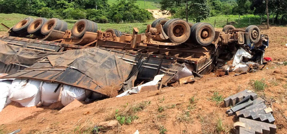 Carreta tomba e motorista morre preso às ferragens