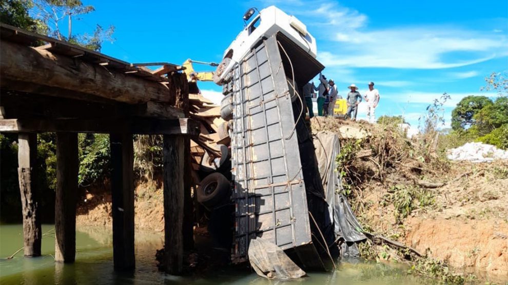 Ponte cede e caminhão carregado com ração fica “pendurado”