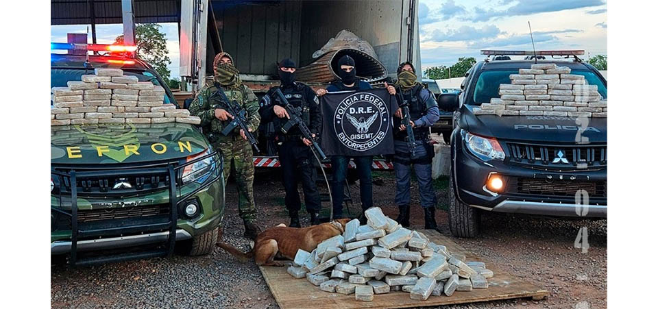 Polícia apreende 220 tabletes de cocaína escondidos em caminhão com carga de carne