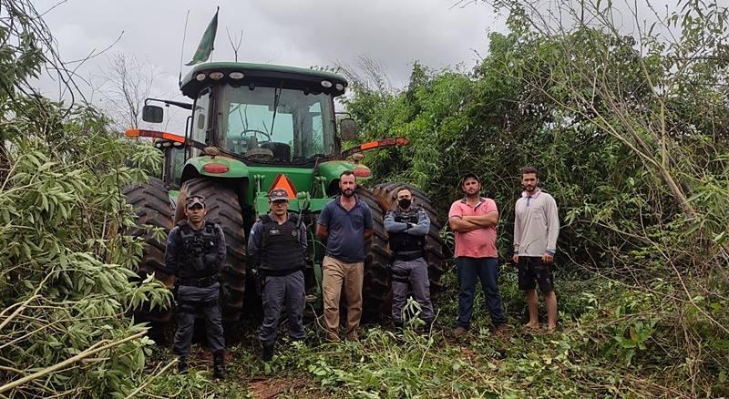 Tratores furtados em fazenda são localizados em meio a mata