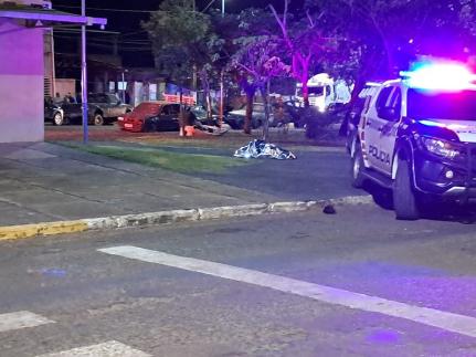 Homem atropela mulher, foge e comete suicídio em rua