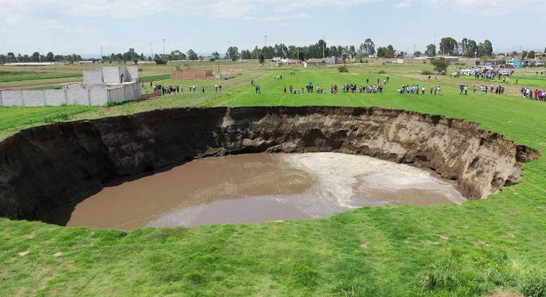 Buraco de 90 m aparece no México e moradores fogem em pânico