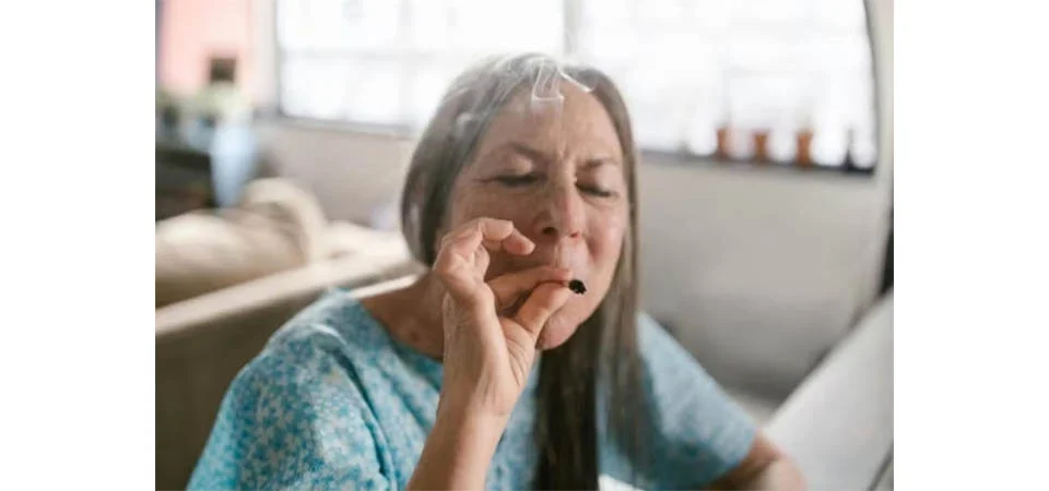 Número de usuários idosos de cannabis está crescendo e o risco também; dizem especialistas