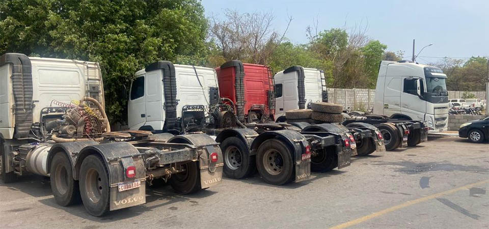 Polícia Civil apreende quatro caminhões adulterados em operação de combate à clonagem de veículos
