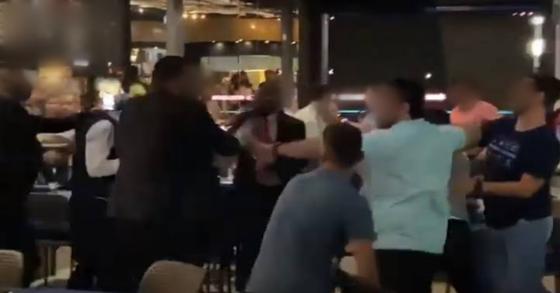 Homem se incomoda com beijo gay, chama casal de ‘fresco’ e leva surra