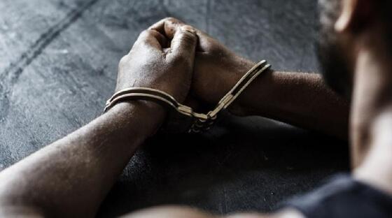 Criminoso mata homem com machadinha por bater na esposa grávida