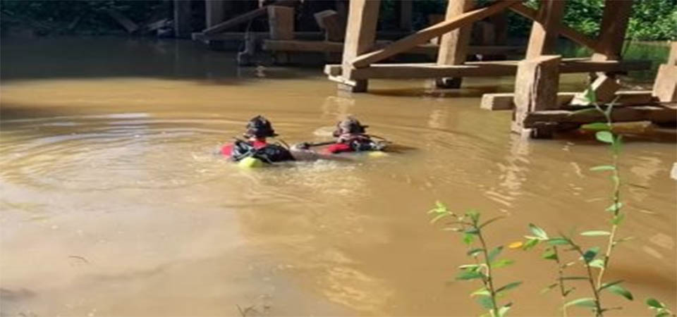Assassinos colocam peso em corpo para afundá-lo em rio