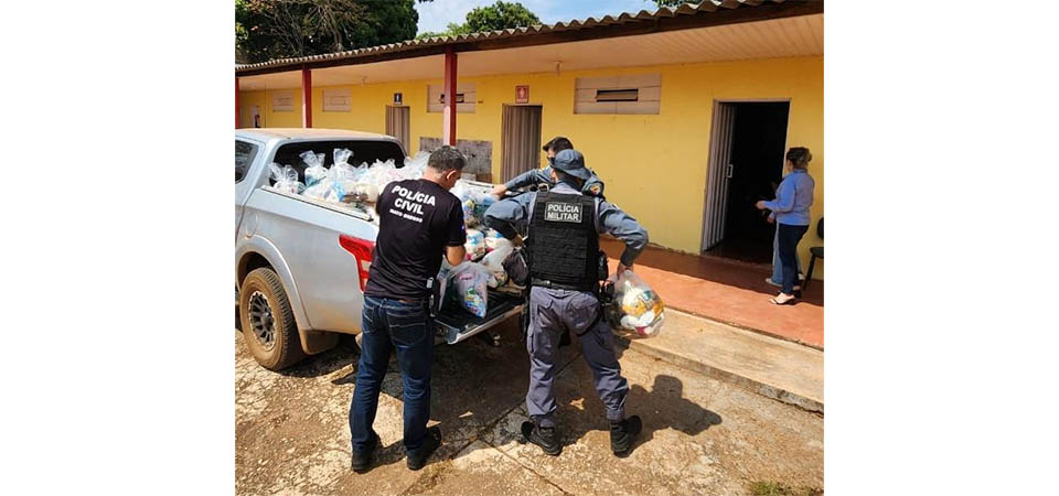 Forças de segurança realizam doação de cestas básicas apreendidas