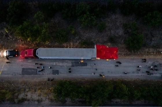 Corpos achados em caminhão tinham tempero para esconder cheiro