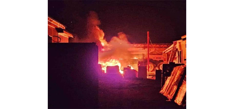 Bandidos atacam base da PM e botam fogo em caminhão e equipamentos
