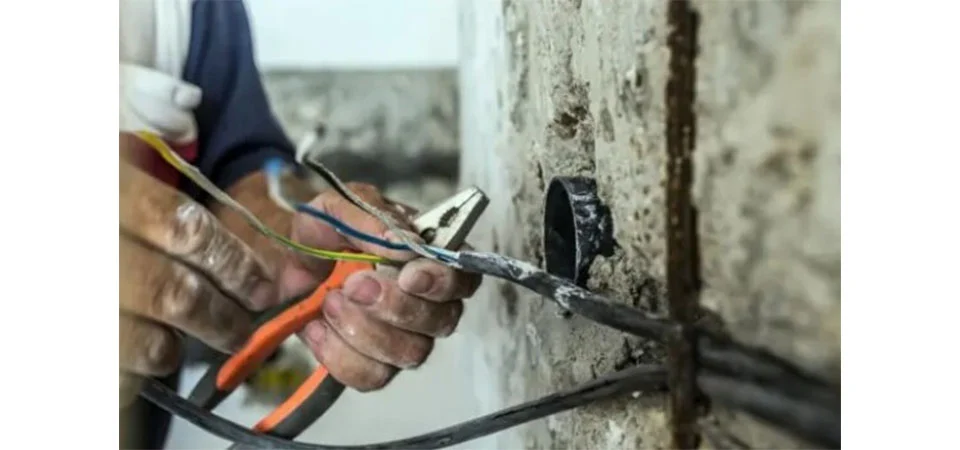 Trabalhador é eletrocutado após equipamento encostar em rede elétrica e perde a vida