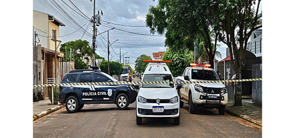 Pai morre, filho e avó ficam feridos, após trio armado invadir residência