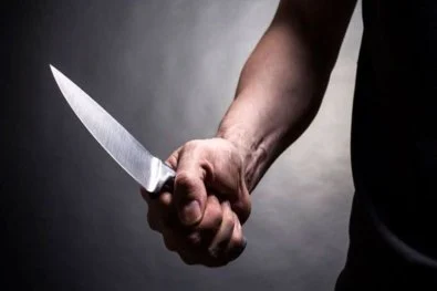 Mulher tem mão cortada ao impedir marido de esfaquear criança