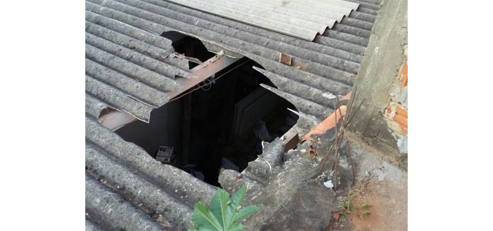 Idoso cai de telhado durante reparos e morre