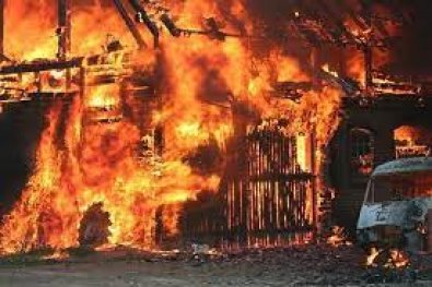 Idoso morre carbonizado após casa de palha pegar fogo
