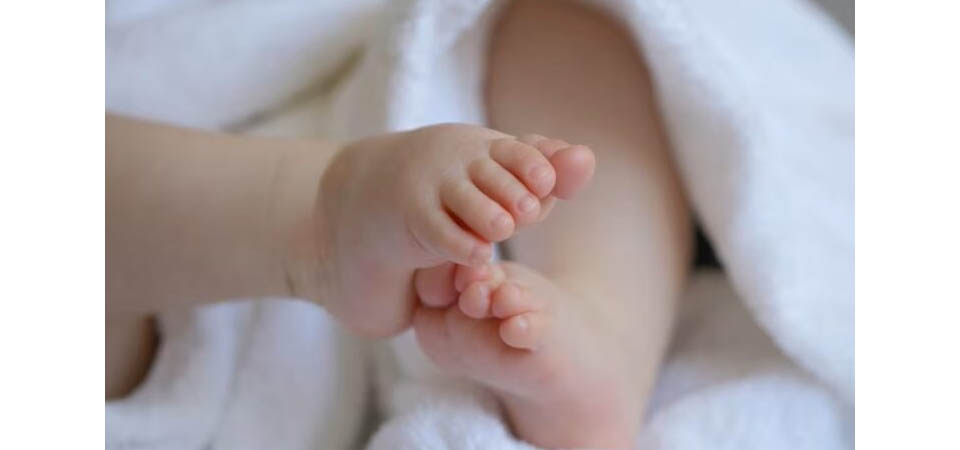 Bebê cai da cama, bate cabeça e morre
