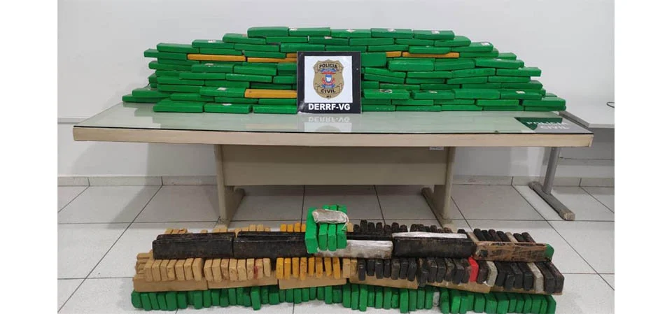 Polícia Civil apreende mais de 300 tabletes de maconha e recupera produtos furtados em loja agropecuária