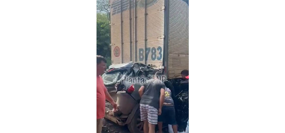Carro é esmagado entre carretas na BR-163; mulher morre e duas crianças são resgatadas
