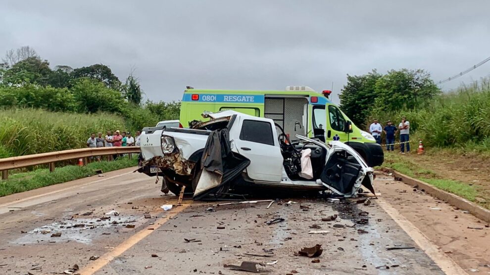 Jovem pega carro escondido, bate em carreta e morre na BR-163