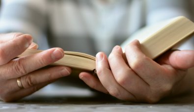 Pastor aproveita pedidos de oração e estupra fiéis