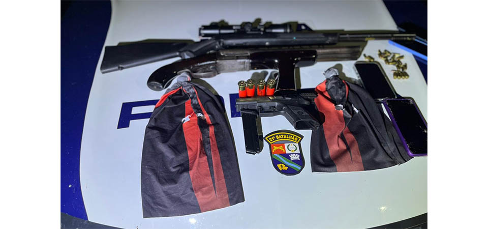 Três homens são presos pela Polícia Militar com armamento pesado e capuz