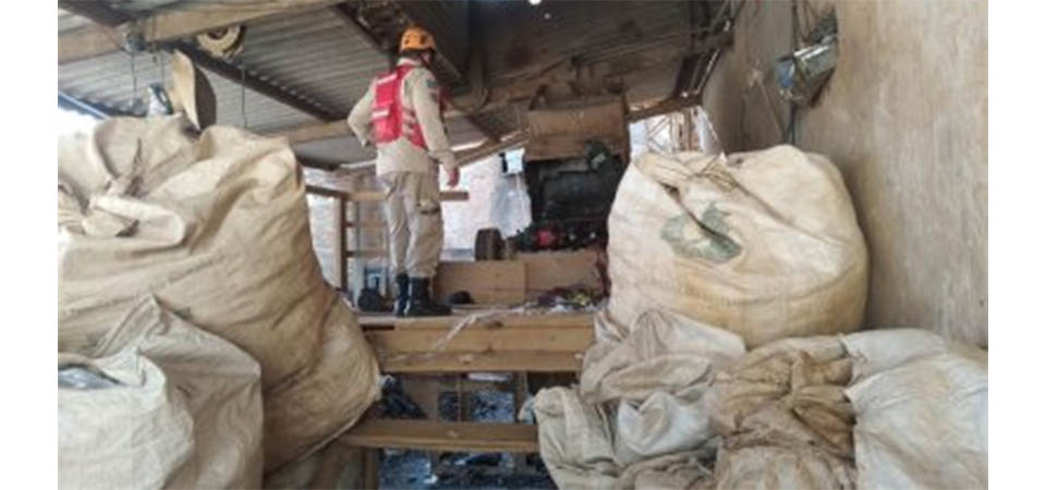 Trabalhador morre sugado por máquina de triturar plásticos